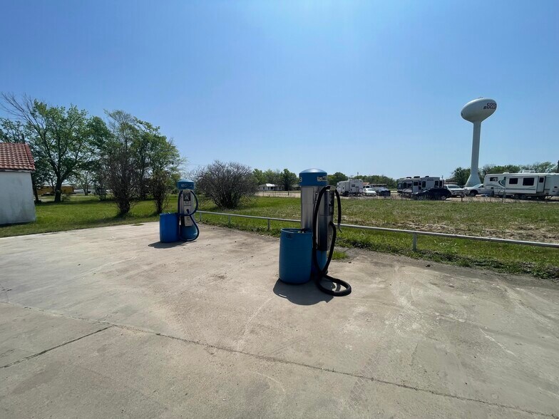 More Photos Of 931 E Dallas Ave, Cooper Self Storage For Sale