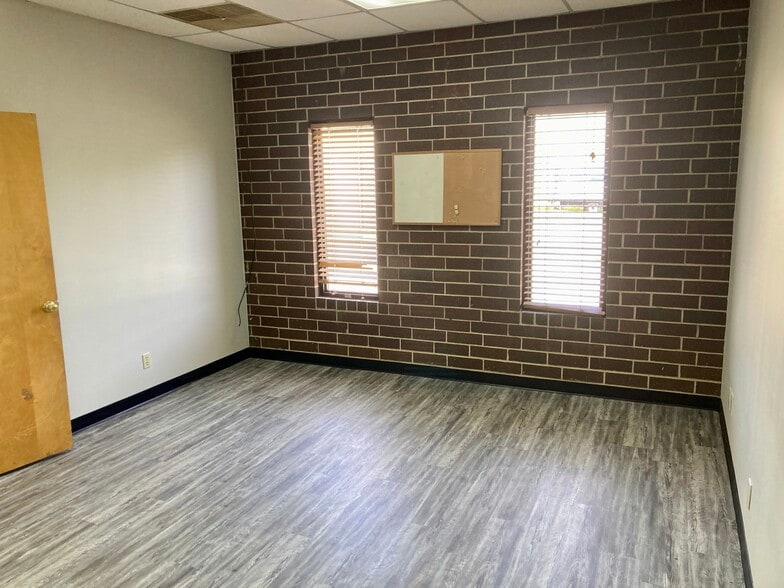 More Photos Of 2611 Phoenix Dr, Greensboro Warehouse For Lease