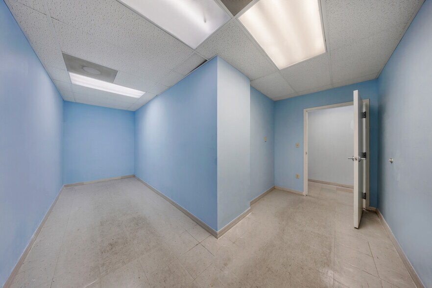 More Photos Of 2901 NW 17th Ave, Miami Office For Sale
