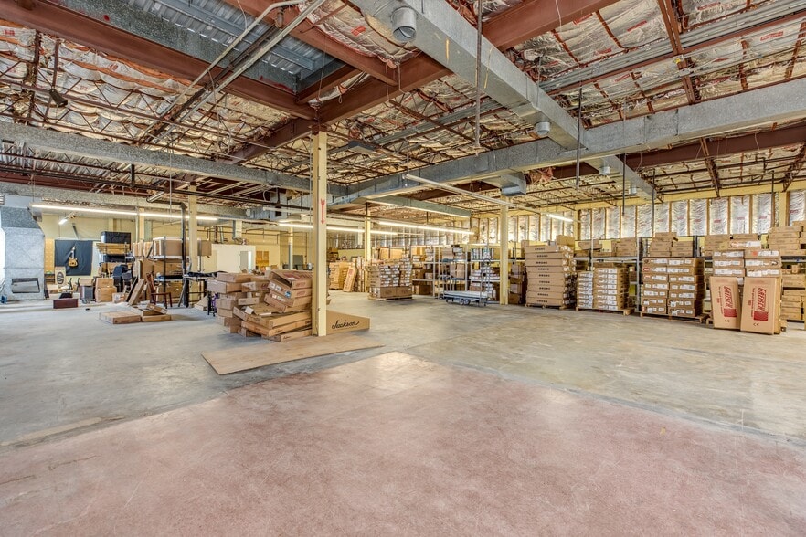 More Photos Of 210 Hanse Ave, Freeport Warehouse For Lease