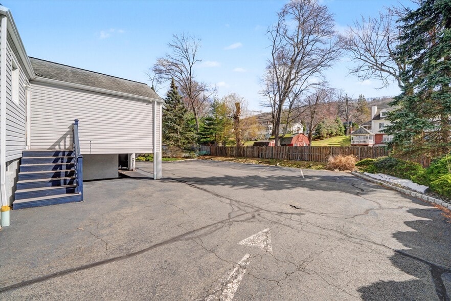 More Photos Of 75 Ramapo Rd, Garnerville Office For Lease
