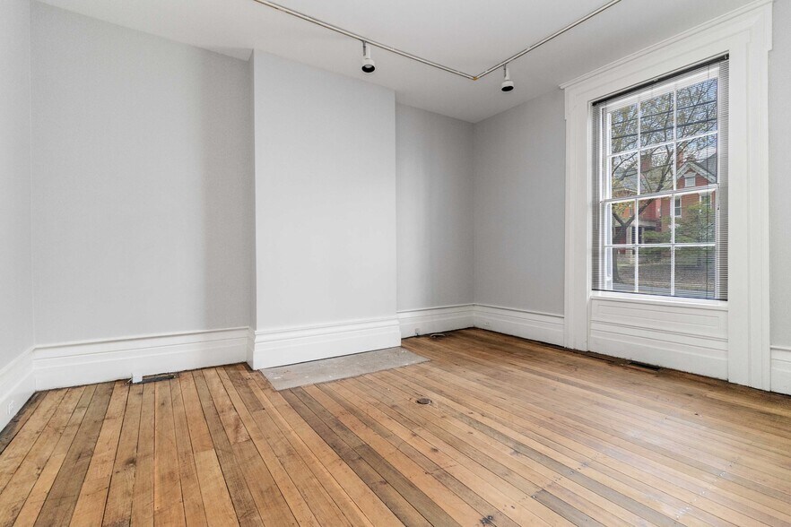 More Photos Of 239 N Broadway, Lexington Office Residential For Sale