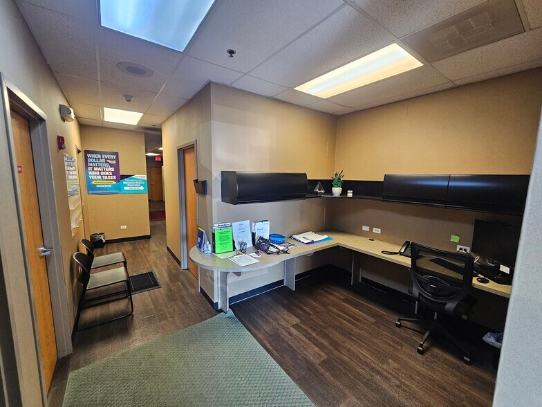 More Photos Of 632 S Weber Rd, Romeoville Unknown For Lease