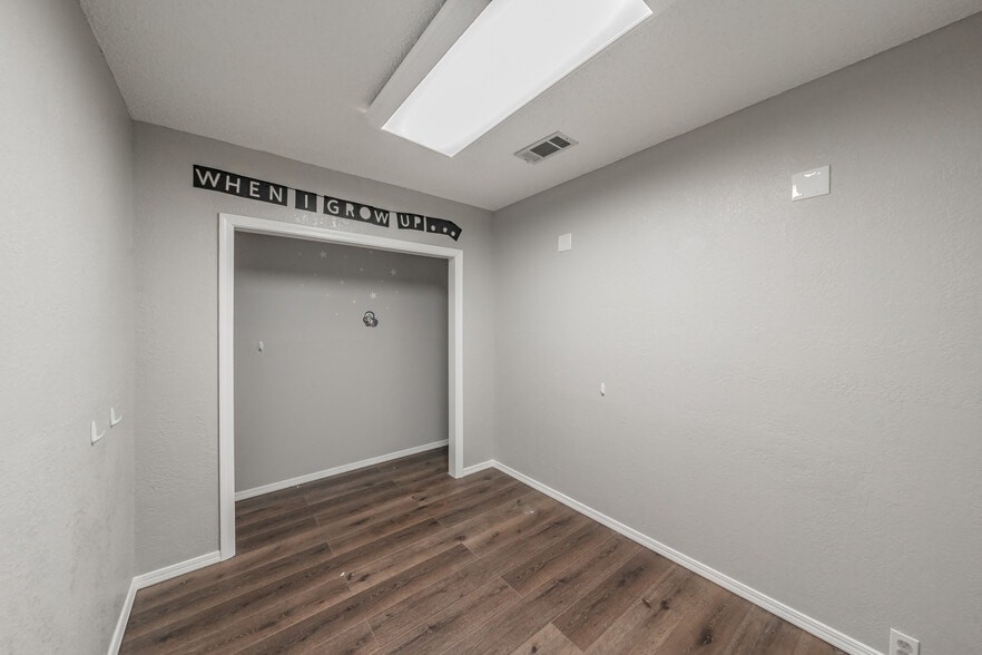 More Photos Of 7235 Glenview Dr, Richland Hills Office For Sale