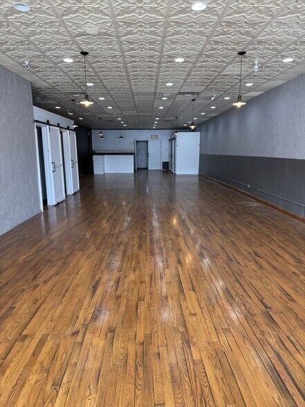 More Photos Of 419 W Main St, Yukon Storefront Retail Residential For Sale
