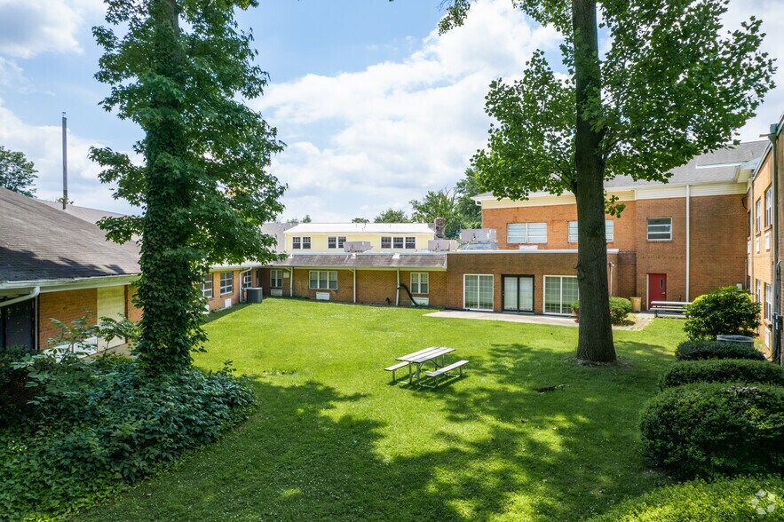 More Photos Of 190 N Evergreen Ave, Woodbury Office For Lease