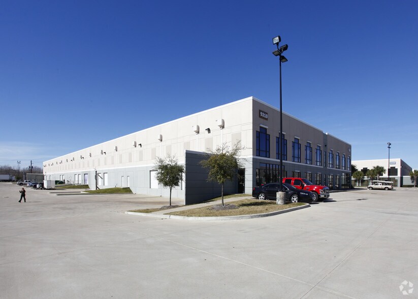 More Photos Of 9310 Kirby Dr, Houston Research And Development For Lease