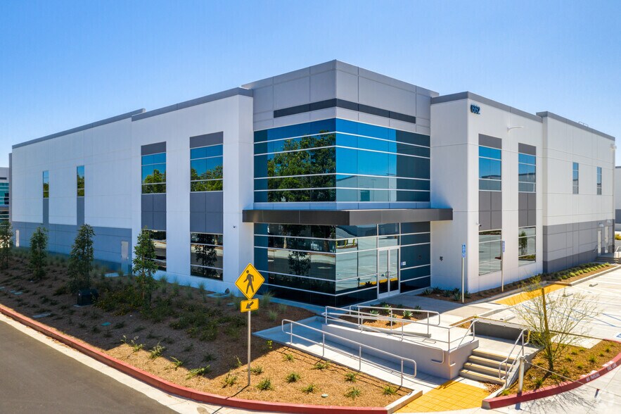 More Photos Of 650 E Dyer Rd, Santa Ana Warehouse For Lease