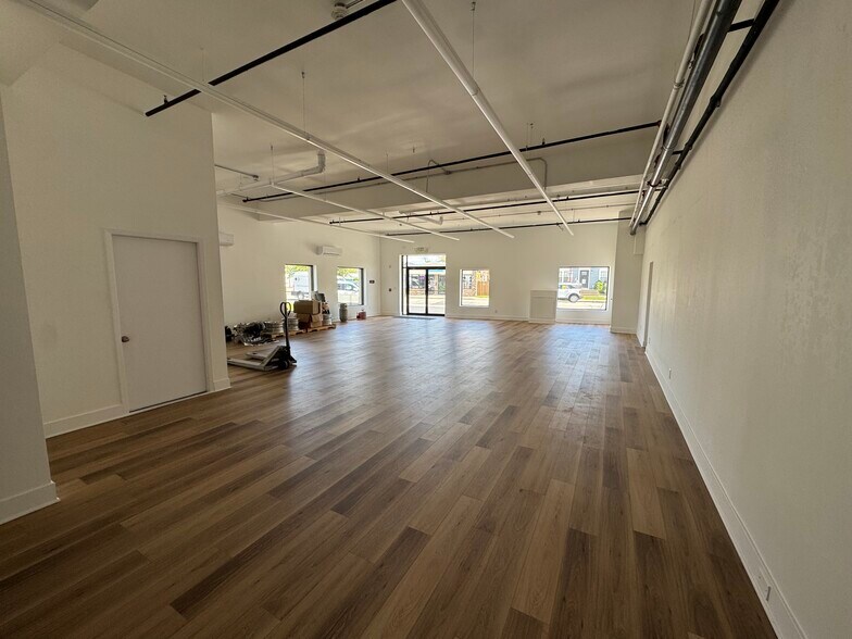 More Photos Of 980 Little East Neck Rd, West Babylon Showroom For Lease
