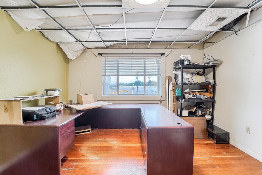 More Photos Of 611 2nd Ave, Longmont Showroom For Sale