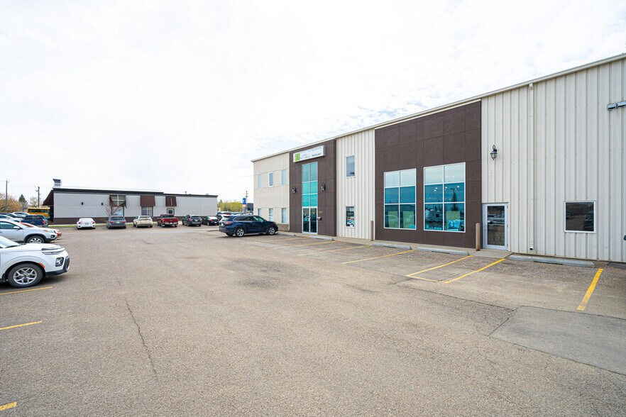 More Photos Of 2602 50 Av, Lloydminster Showroom For Sale