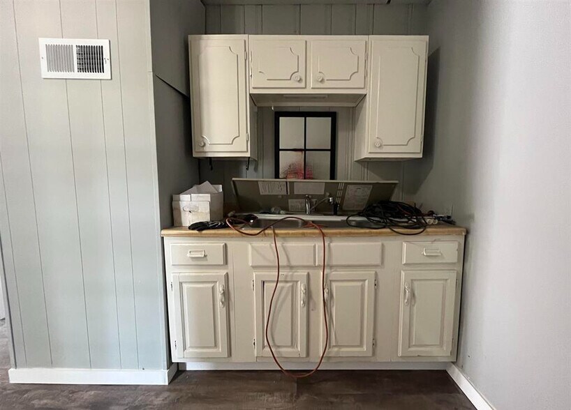 More Photos Of 421 E Moneta Ave, Peoria Heights Self Storage For Lease