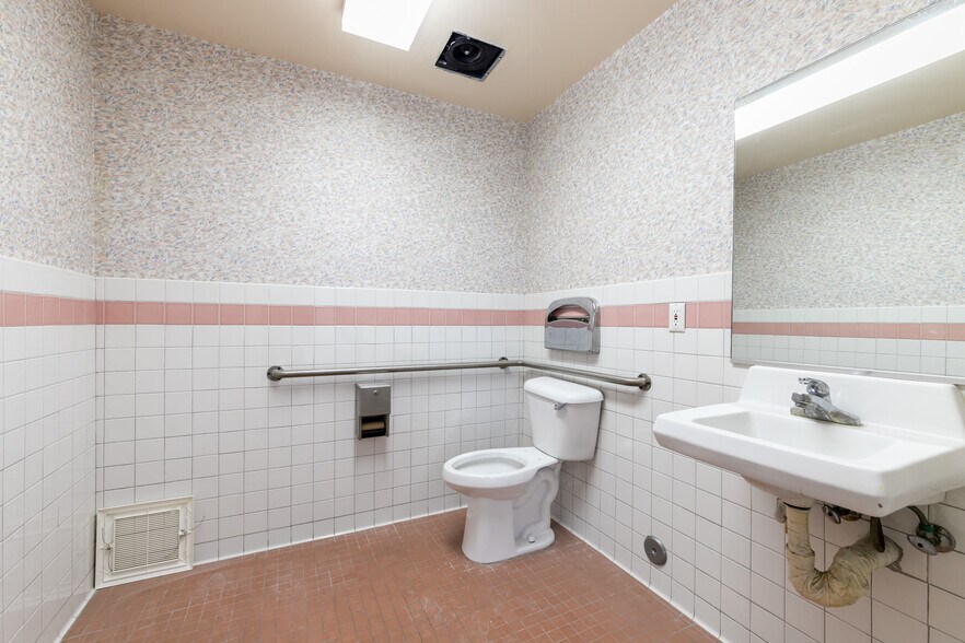 More Photos Of 14711 Princeton Ave, Moorpark Freestanding For Sale