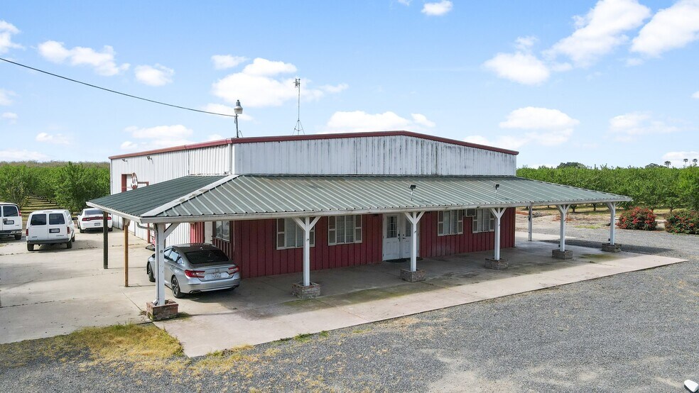 More Photos Of 2618 Ladd Rd, Modesto Showroom For Lease