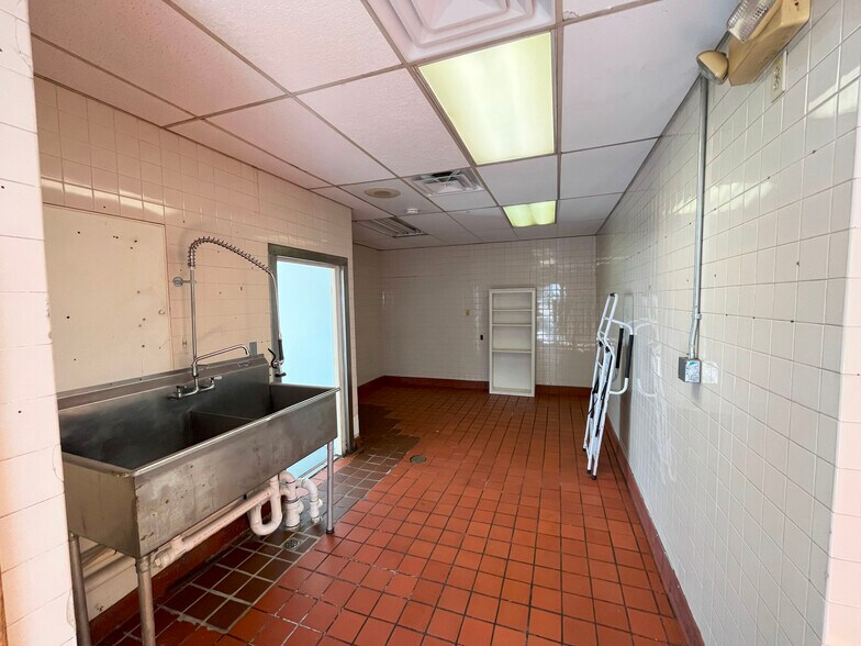 More Photos Of 163 Pleasant St, Brunswick Freestanding For Lease