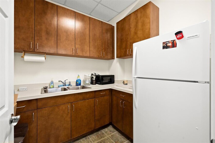 More Photos Of 800 W Highway 290, Dripping Springs Medical For Sale