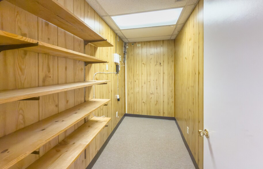 More Photos Of 223 W Virginia Ave, Vinton Storefront Retail Office For Lease