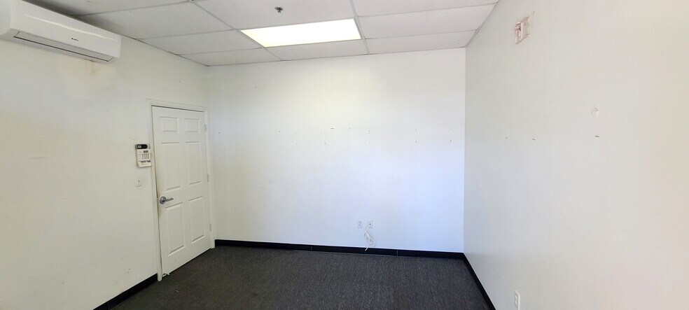 More Photos Of 5501-5553 N Nob Hill Rd, Sunrise Light Distribution For Lease
