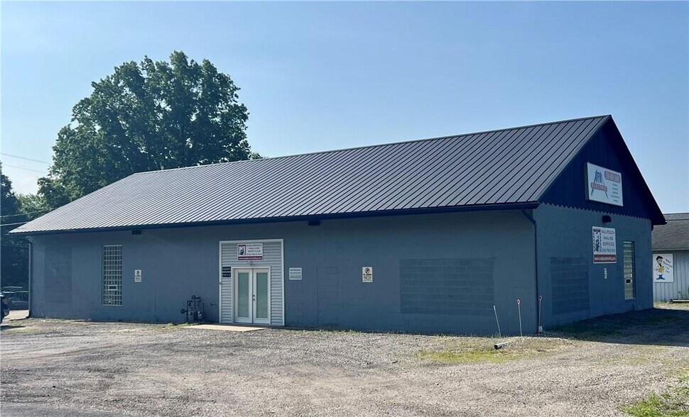 More Photos Of 6203 Gladys St, Ravenna Freestanding For Lease