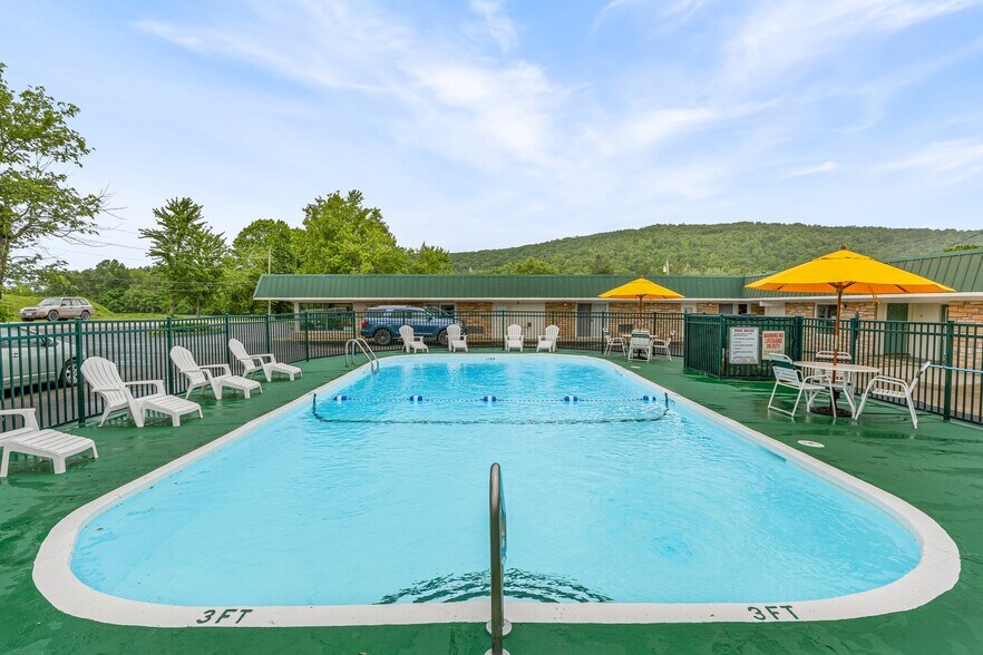 More Photos Of 310 S McCune St, Pilot Knob Hotel For Sale