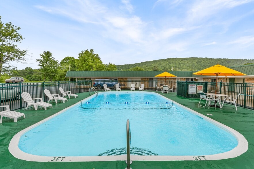 More Photos Of 310 S McCune St, Pilot Knob Hotel For Sale