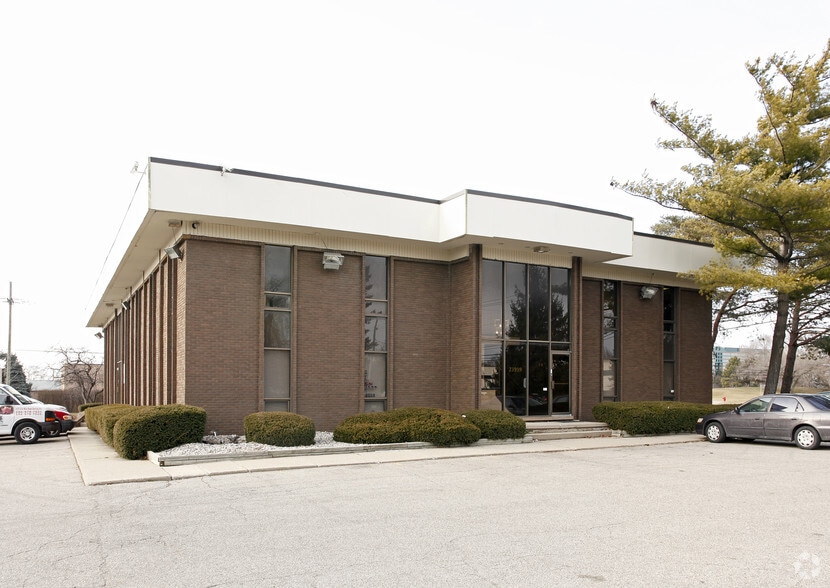 More Photos Of 23999 W 10 Mile Rd, Southfield Office For Lease