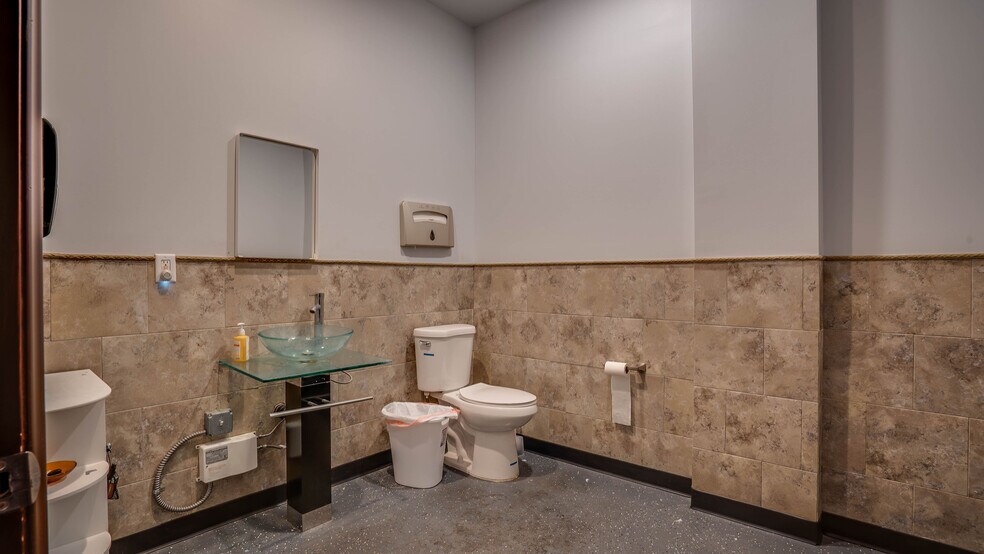 More Photos Of 3232 E Olympic Blvd, Los Angeles Warehouse For Lease