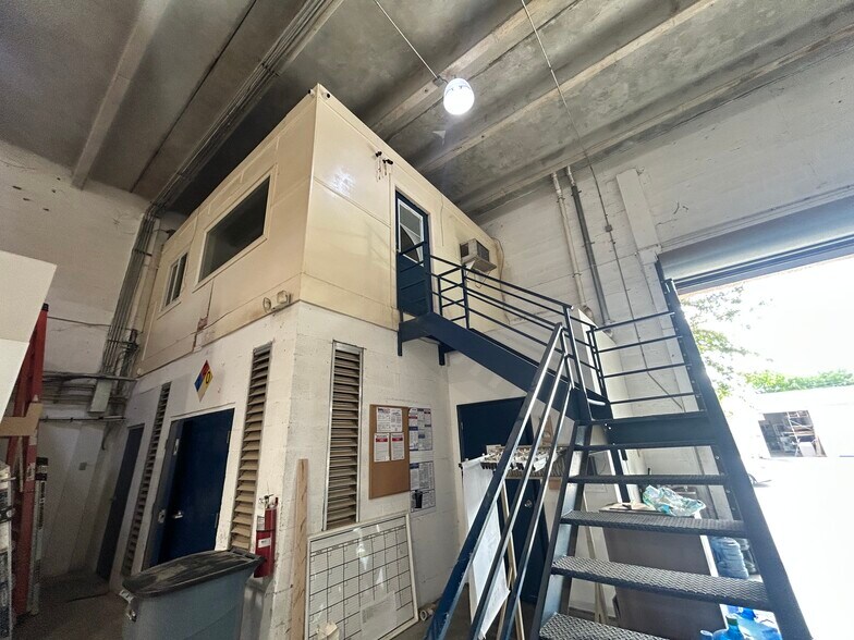 More Photos Of 2720 W 3rd ct, Hialeah Manufacturing For Lease