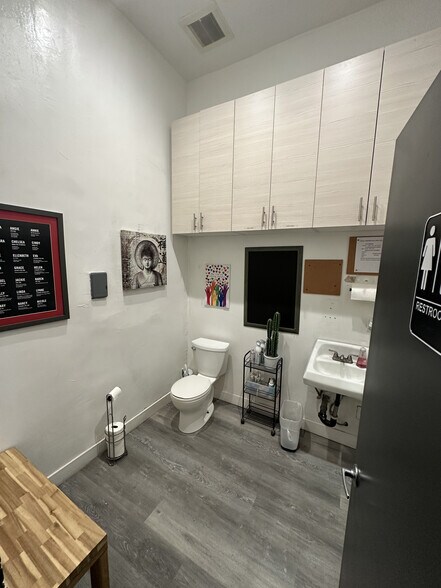 More Photos Of 12454 Magnolia Blvd, Valley Village General Retail For Lease