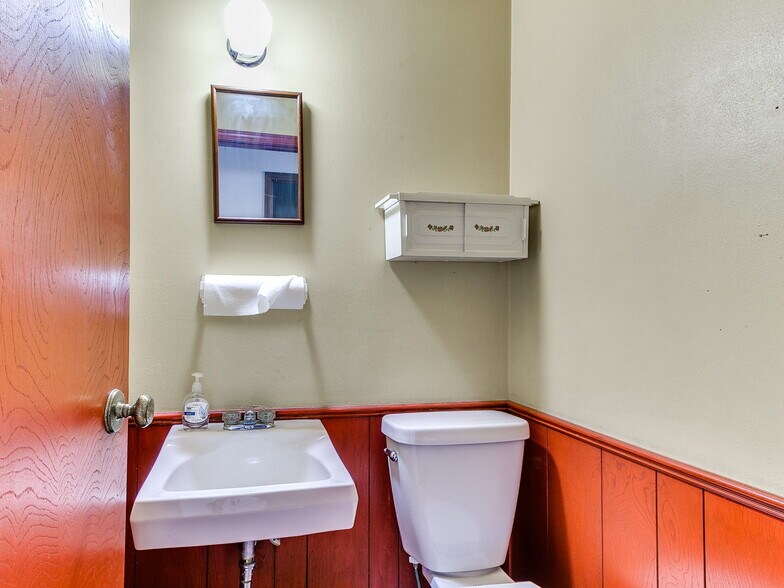 More Photos Of 6700 S Western Ave, Oklahoma City Office For Sale