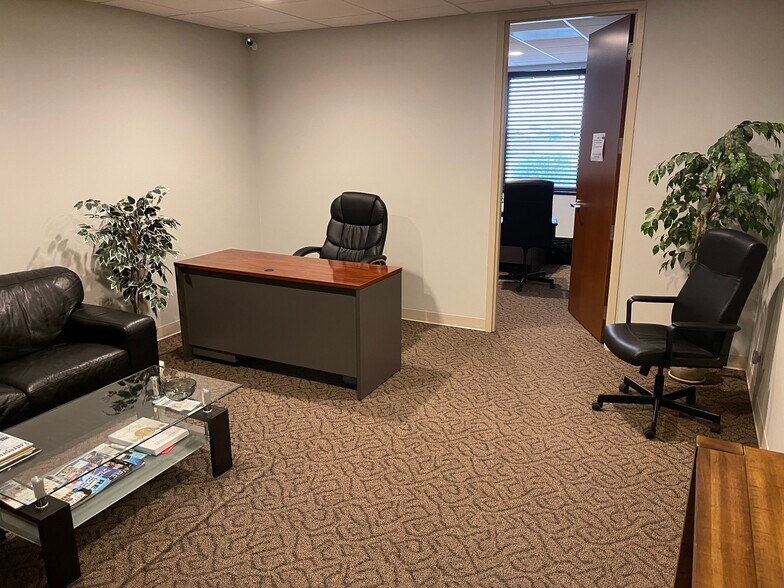 More Photos Of 10700 W Higgins Rd, Rosemont Loft Creative Space For Sale