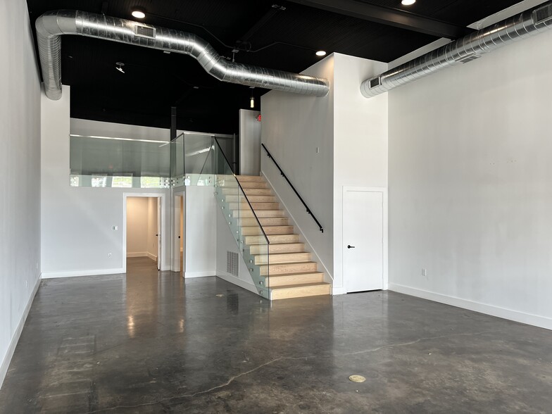More Photos Of 209 N Main St, Weatherford Storefront Retail Office For Sale