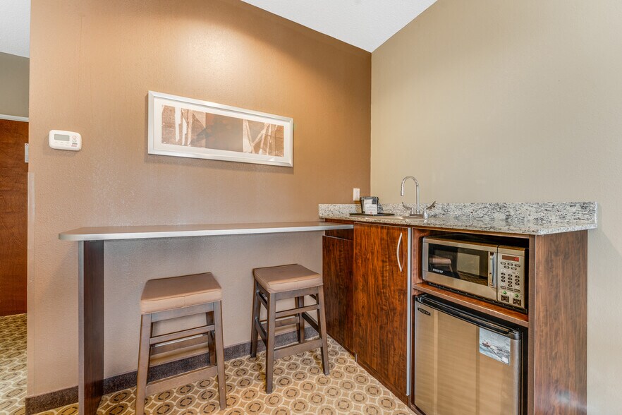 More Photos Of 20 Southland Dr, Fairmont Hotel For Sale