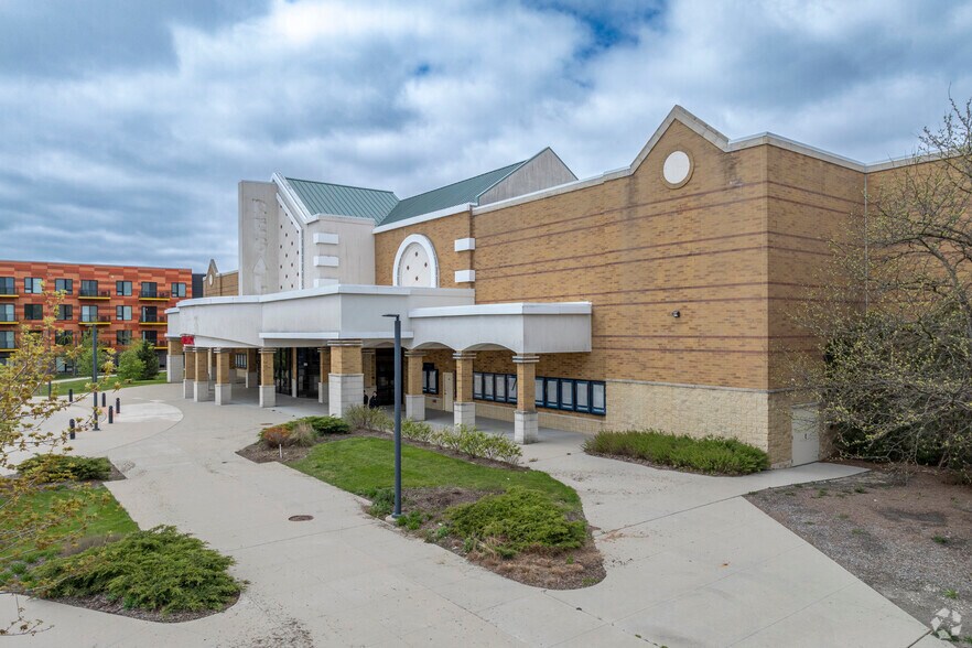 Primary Photo Of 300 Parkway Dr, Lincolnshire Movie Theatre For Lease