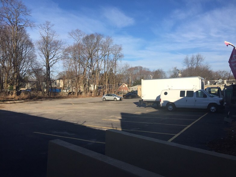 More Photos Of 1939-1945 New York Ave, Huntington Station Unknown For Lease