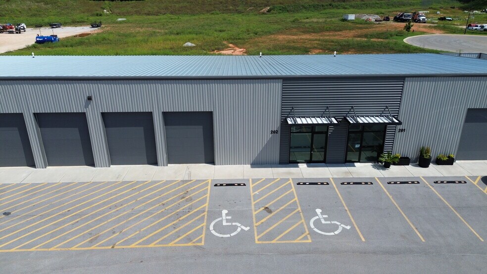 More Photos Of 164 Grading Ln, Cave Springs Flex For Lease