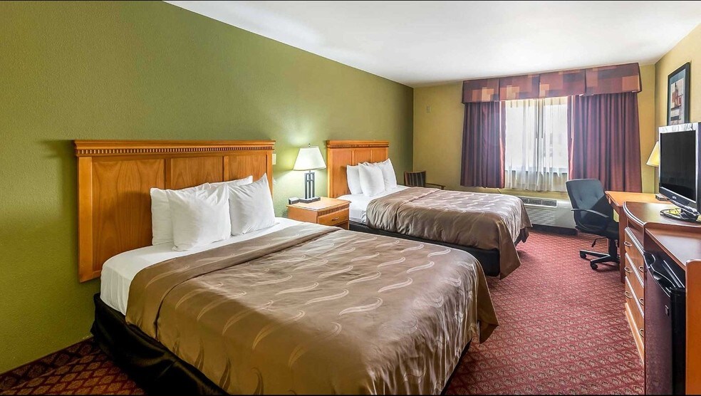 More Photos Of 11 Des Moines Ave, South Hutchinson Hotel For Sale