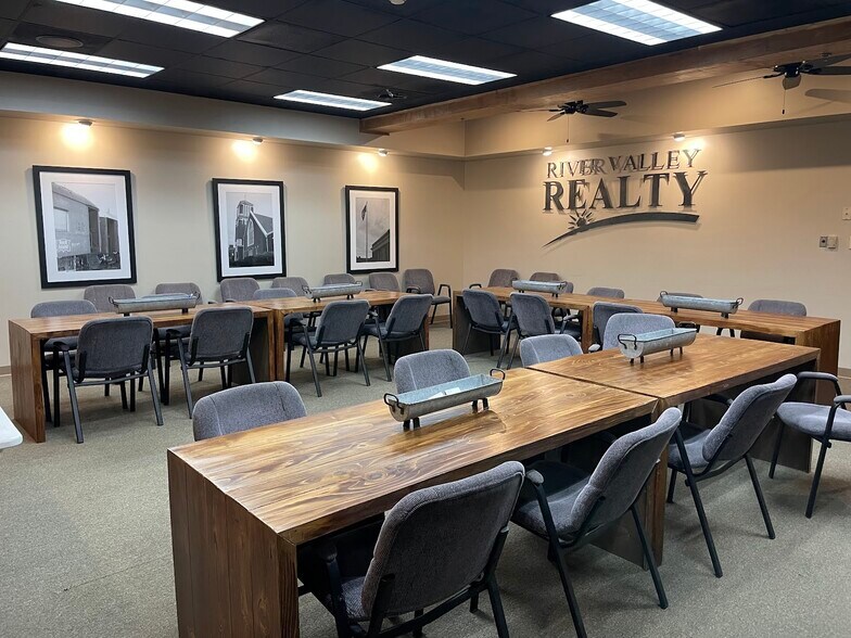 More Photos Of 800 E Main St, Russellville Office For Lease