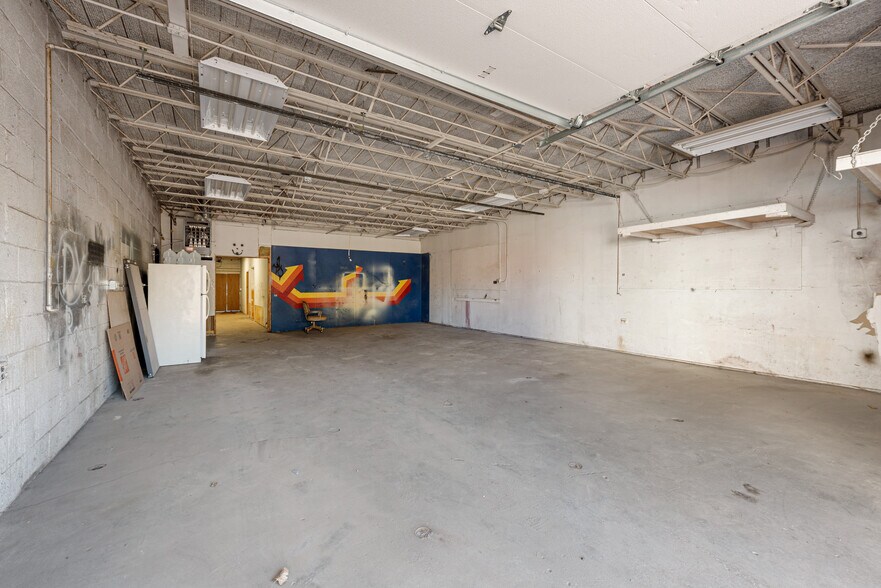 More Photos Of 5213 W Broadway Ave, Minneapolis Auto Dealership For Lease