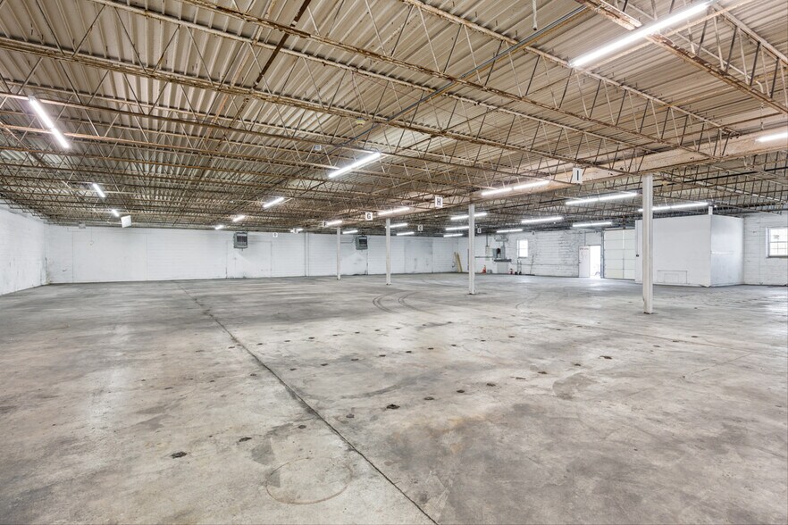 More Photos Of 216 Hartmann Dr, Lebanon Distribution For Lease