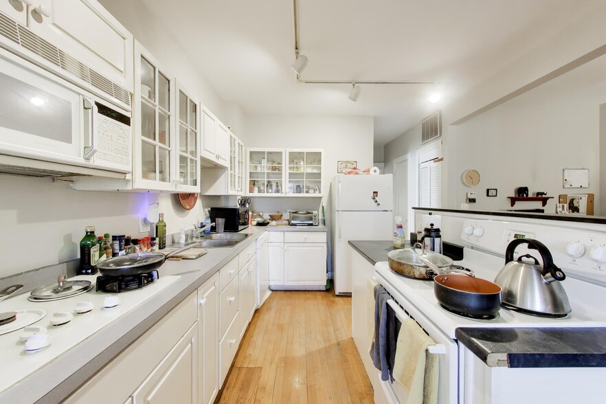 More Photos Of 2114 W Roscoe St, Chicago Storefront Retail Residential For Sale