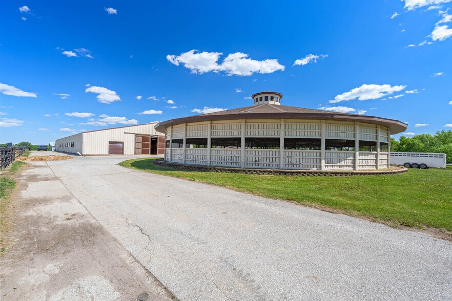More Photos Of 7820 SE Vandalia Dr, Runnells Veterinarian Kennel For Sale