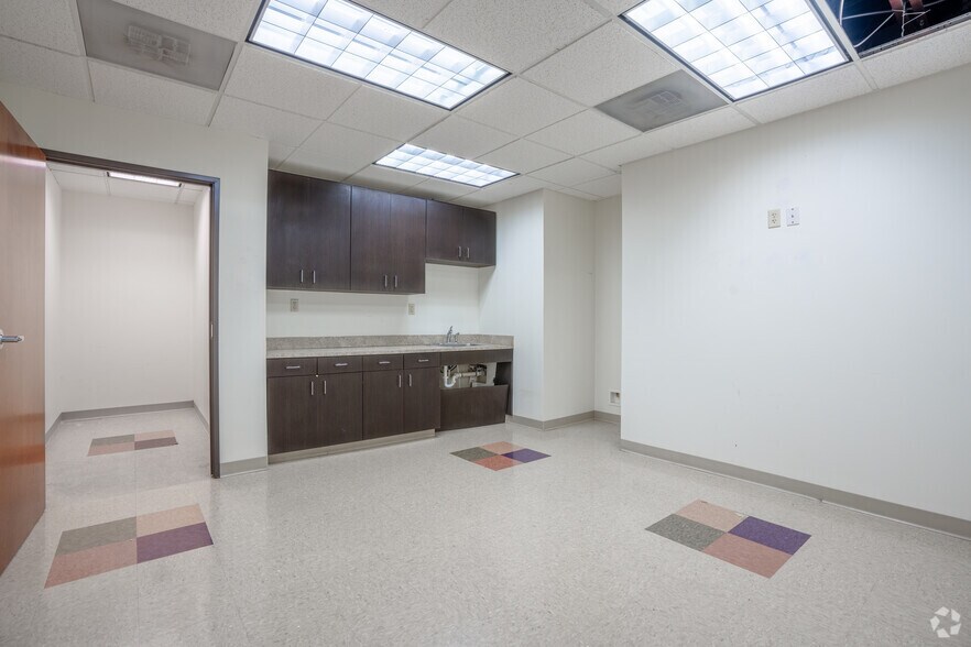 More Photos Of 2821 Lackland Rd, Fort Worth Office For Sale