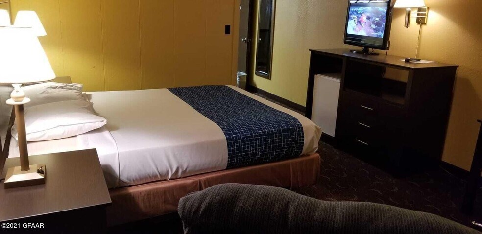 More Photos Of 903 Park St W, Park River Hotel For Sale