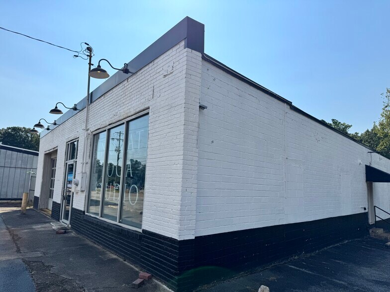 More Photos Of 2753 E College Ave, Decatur Freestanding For Lease