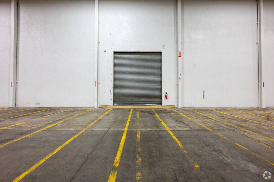 More Photos Of 221 S Franklin Rd, Indianapolis Warehouse For Lease