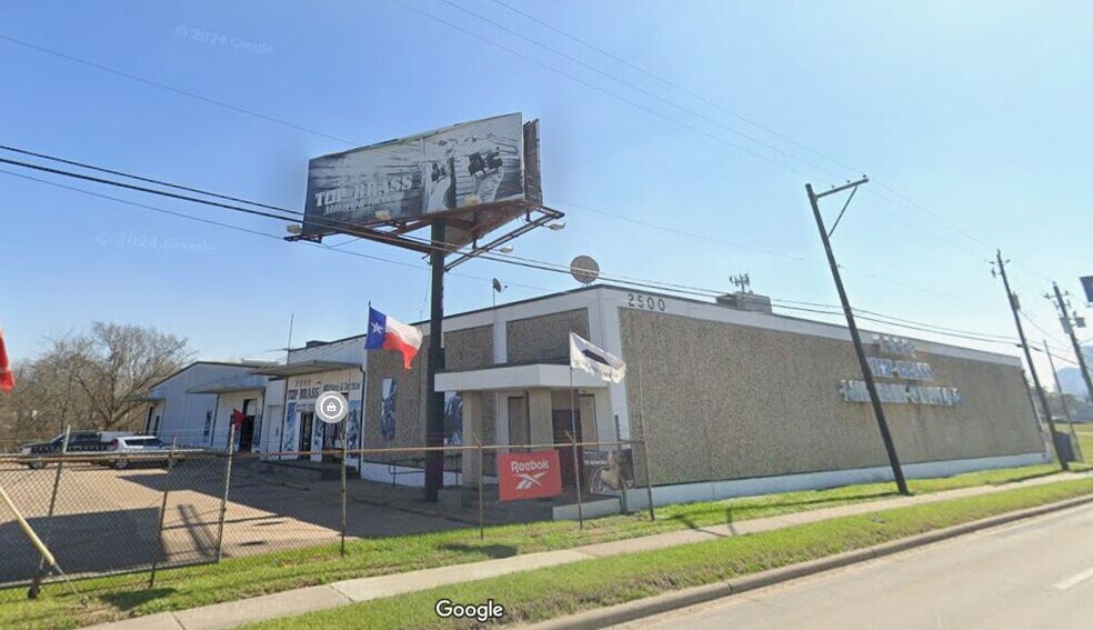 More Photos Of 2500 North Fwy, Houston Freestanding For Lease