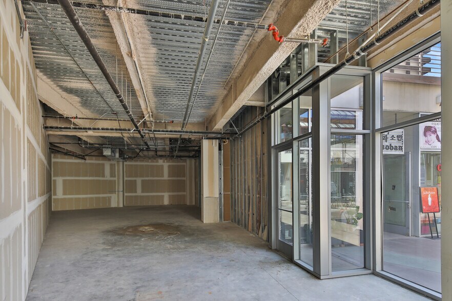 More Photos Of 450 S Western Ave, Los Angeles Freestanding For Lease