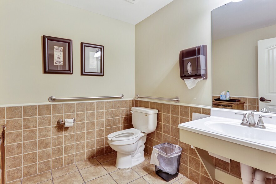 More Photos Of 68 Pointe Cir, Greenville Office For Lease
