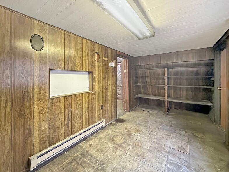 More Photos Of 4015 11th Ave SE, Minot Service For Sale